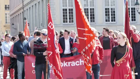 Manifestación-Del-Día-Del-Trabajo-Con-Banderas-Rojas