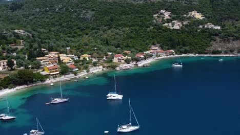 órbita-Aérea-Sobre-La-Costa-De-La-Playa-De-Mikros-Poros-Gialos,-Lefkada,-Grecia