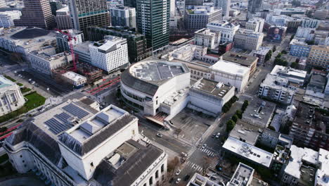 Sinfónica-Y-Ópera-De-San-Francisco,-Toma-De-Drones-De-Tejados-De-Edificios-Con-Paneles-Solares,-Tráfico-De-Avenidas