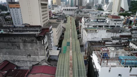 Techo-Verde-Ondulado-Llamado-Dragón-Verde-Del-Mercado-Callejero-De-Pétalos-En-El-Barrio-Chino-De-Kuala-Lumpur,-Malasia