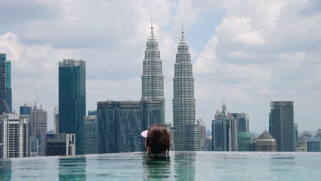 Infinity-Pool-In-The-Rooftop-Of-A-Hotel-With-Petronas-Twin-Towers-In-The-Background-In-Kuala-Lumpur,-Malaysia