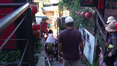 Turistas-Navegando-Por-El-Laberinto-De-Calles-Estrechas-Y-Escaleras-Empinadas,-Explorando-El-Encantador-Pueblo-De-Montaña-De-Jiufen