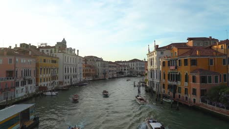 Kleine-Schnellboote-Verlassen-Venedig-Vor-Sonnenuntergang-Durch-Den-Canale-Grande