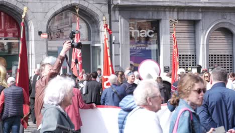 Calle-Llena-De-Gente-En-El-Desfile-Del-Día-De-Los-Trabajadores-De-Brujas