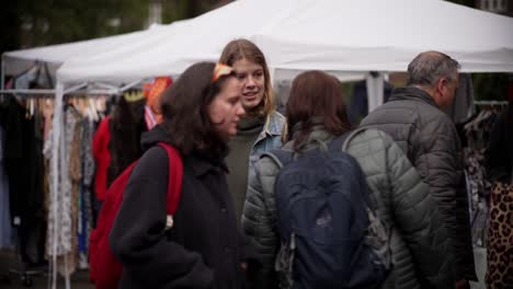 Junges-Festivalpublikum-Besucht-Stände-Mit-Leckereien-Auf-Dem-Flohmarkt-In-Amsterdam