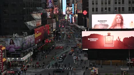 Times-Square-Am-Abend,-New-York,-USA