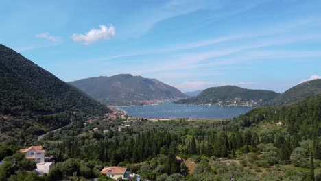 Reveladora-Antena-De-La-Bahía-De-Nidri-Y-El-Paisaje-Panorámico-Del-Valle,-Lefkada,-Grecia