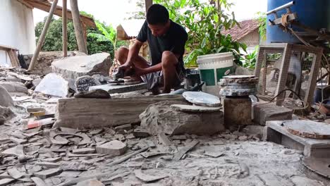 Los-Trabajadores-Cortan-La-Piedra-Y-La-Alisan-Con-Una-Amoladora.