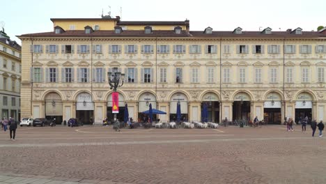 Piazza-San-Carlo-Tiene-Arcadas-Periféricas-Llenas-De-Concurridas-Mesas-De-Restaurantes-Y-Cafeterías.