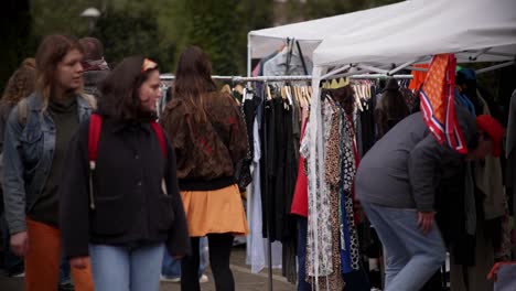 Personas-Con-Sombreros-Y-Coronas-Miran-Cosas-En-El-Mercadillo-De-Ámsterdam.