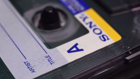 Sony-Audiokassette-Wird-In-Einem-Vintage-Deck-Player-Aus-Den-1980er-Jahren-Abgespielt