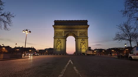 Triumphal-Arch-and-car-traffic-at-sunrise,-Paris-early-in-the-morning