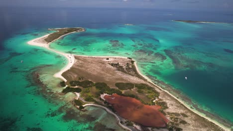 Cayo-De-Agua-Con-Aguas-Turquesas-Y-Diversos-Paisajes-Durante-El-Día,-Vista-Aérea