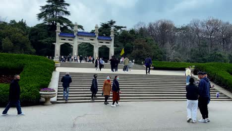 Adéntrate-En-La-Historia-Mientras-Caminamos-Por-El-Camino-De-Entrada-Al-Dr.