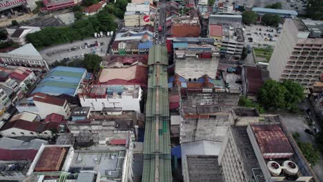 Vista-Aérea-Del-Dron-Que-Desciende-Lentamente-Hacia-El-Techo-Verde-De-La-Calle-Petal-En-Chinatown-Llamado-Dragón-Verde