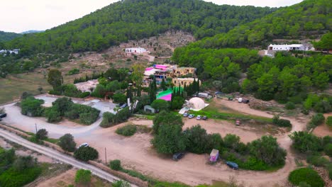 Ibiza-Pikes-Bunter-Tennisplatz-Ländliches-Partyresort