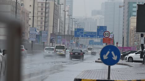 Ein-Blick-Auf-Den-Verkehrsfluss-Auf-Der-Al-Wahda-Straße-In-Sharjah-Während-Des-Regens-Am-02.-Mai-2024