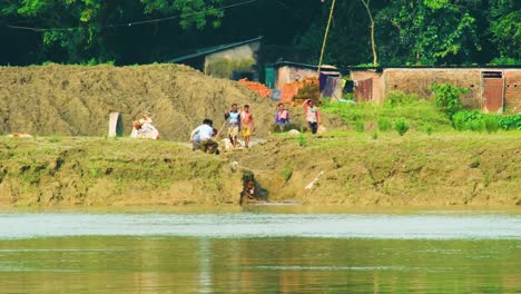 Fleißige-Arbeiter-Sammeln-Erde-Für-Eine-Ziegelei-In-Bangladesch,-Südasien