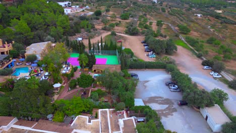 Ibiza-Pikes-Bunter-Tennisplatz-Ländliches-Partyresort