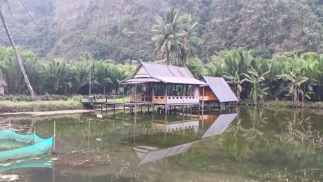 Casa-Antigua-En-El-área-Del-Sitio-Geológico-En-La-Aldea-De-Ramang-ramang,-Maros,-Sulawesi-Del-Sur,-Indonesia