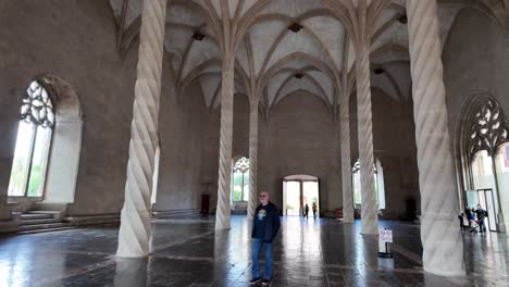 Llotja-inside-historical-trading-centre-in-Palma-de-Mallorca-with-high-ceiling-and-curved-arches,-Spain-architecture