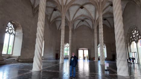 Llotja-Im-Historischen-Handelszentrum-In-Palma-De-Mallorca-Mit-Hohen-Decken-Und-Geschwungenen-Bögen,-Spanische-Architektur