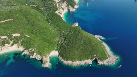 Cueva-Nido-De-Liniodoros-En-La-Isla-De-Corfú,-Que-Muestra-La-Exuberante-Vegetación-Y-Las-Aguas-Cristalinas-Del-Mar-Jónico,-Vista-Aérea