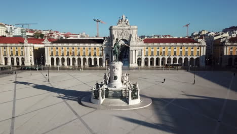Lissabon,-Drohnenaufnahmen-Der-Statue-Von-König-José-Auf-Dem-Commercial-Square,-Die-Bis-Zum-Rua-Agusta-Bogen-Heranzoomen