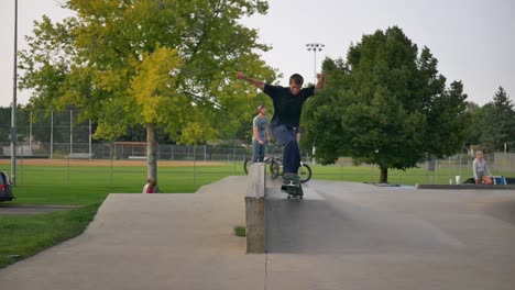 Una-Persona-Hace-Un-Truco-En-El-Skatepark-Con-Su-Patineta.