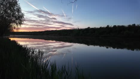 Malerischer-Fischteich-Bei-Sonnenaufgang:-Ruhiges-Wasser-Und-üppige-Vegetation