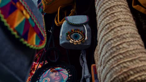 Bolsos-Y-Accesorios-Artísticos-En-La-Tienda-De-Artesanías-En-La-Calle-Del-Mercado-De-La-Aldea-De-Nubia,-Asuán,-Egipto