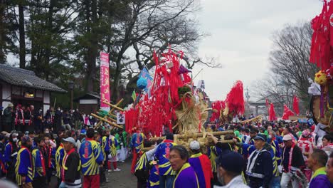 Los-Japoneses-En-El-Festival-Llevando-El-Año-Del-Dragón-Flotando-A-Través-Del-Santuario-Hachiman.