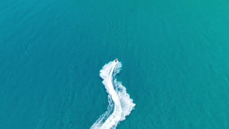 Schnellboot-Schnitzt-Weiße-Kielwasser-In-Den-Blauen-Gewässern-In-Der-Nähe-Der-Insel-Korfu,-Griechenland,-Luftaufnahme