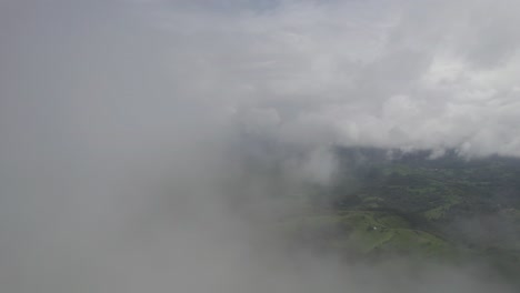 üppiger-Wald,-Der-Durch-Weiße-Wolken-Lugt-Und-Eine-Heitere-Atmosphäre-Schafft,-Luftaufnahme