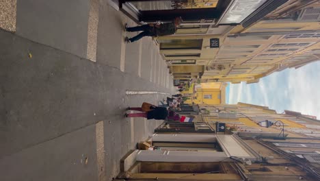 Turistas-En-Las-Calles-De-La-Ciudad-De-Aix-en-Provence-En-Francia,-Tiro-Vertical