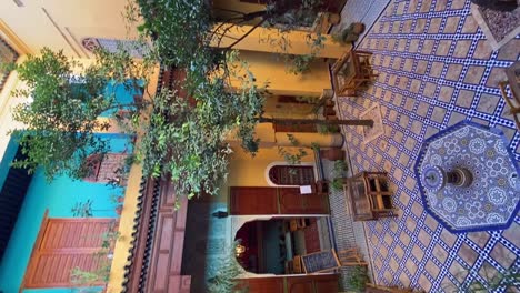 Vertical,-Patio-Con-Jardín-De-Casa-Riad-Tradicional-Marroquí