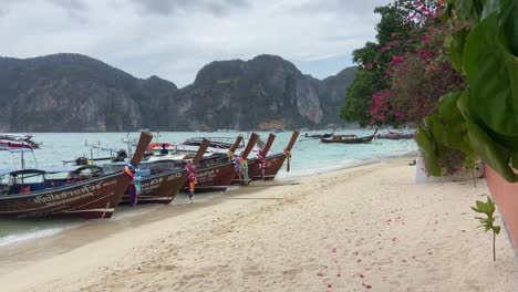 Weite-Aufnahme-Eines-Thailändischen-Strandes-Mit-Longtail-Booten-Auf-Der-Insel-Phi-Phi