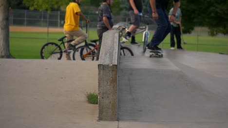 Nahaufnahme-Von-Einem-Skateboard-Trick-Auf-Einem-Hubba