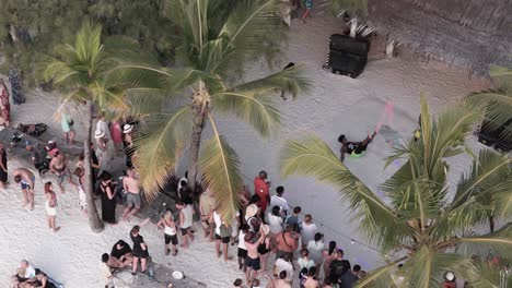 Con-Vistas-A-Reunir-Multitudes-De-Personas-Viendo-Un-Espectáculo-De-Danza-En-La-Playa-De-Michamvi-Kae-En-Zanzíbar.