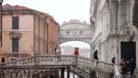 Menschen-Gehen-Auf-Der-Ponte-Della-Canonica-Mit-Der-Seufzerbrücke-Im-Hintergrund