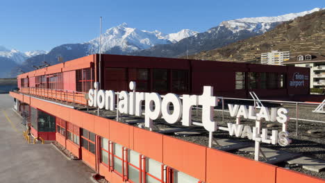 Restaurante-Aéroport-En-El-Aeropuerto-De-Sion,-Suiza.-Toma-Aérea