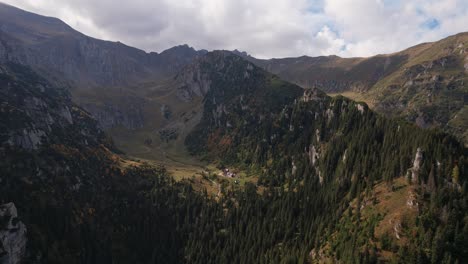 Valle-De-Malaiesti-En-Las-Montañas-De-Bucegi-Con-Colorido-Follaje-Otoñal,-Vista-Aérea