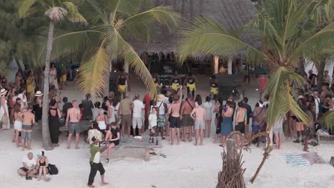 Reuniendo-Multitudes-De-Personas-Viendo-Un-Enérgico-Espectáculo-De-Danza-En-La-Playa-De-Michamvi-Kae-En-Zanzíbar.