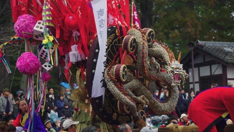 Farbenfrohes-Design-Eines-Drachenwagens-Aus-Nahrungsmitteln-Zur-Feier-Des-Sagicho-Festes-Auf-Dem-Land-In-Japan