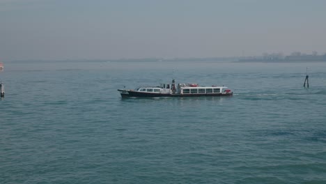 El-Autobús-Acuático-De-Venecia-Navega-Tranquilamente-Por-Las-Serenas-Aguas-De-La-Laguna,-Mostrando-El-Tranquilo-Viaje-Diario-Al-Trabajo.