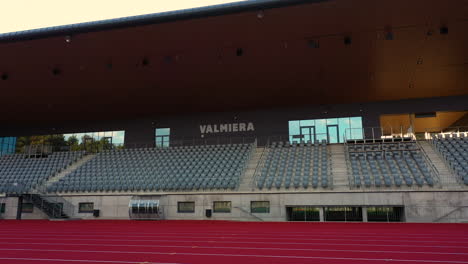 Vista-Aérea-De-Las-Gradas-Del-Estadio-De-Fútbol-Del-Valmiera-FC-En-Letonia.