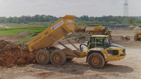 Drohnenaufnahmen-Eines-Volvo-Muldenkippers-Beim-Entladen-Von-Material-Auf-Einer-Großen-Baustelle