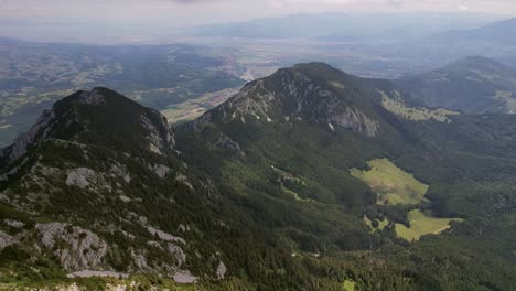 üppig-Grüner-Piatra-Mica-Gipfel-Und-Wald-Mit-Herrlicher-Aussicht-Auf-Die-Piatra-Craiului-Berge