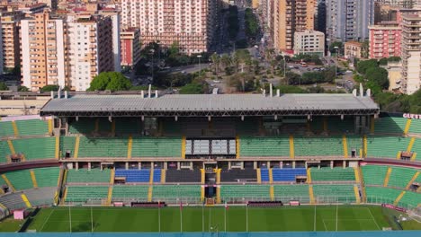 Drohne-Fliegt-über-Dem-Fußballstadion-Von-Palermo-Renzo-Barbera-An-Einem-Typischen-Tag-In-Sizilien