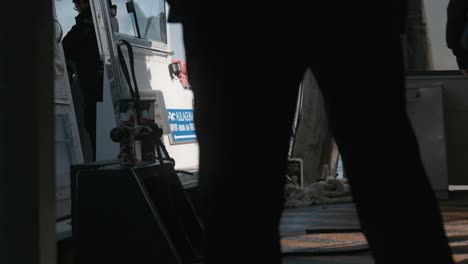 Vista-De-Un-Barco-Amarrado-Listo-Para-Partir-Desde-Un-Muelle-Veneciano,-Venecia,-Italia